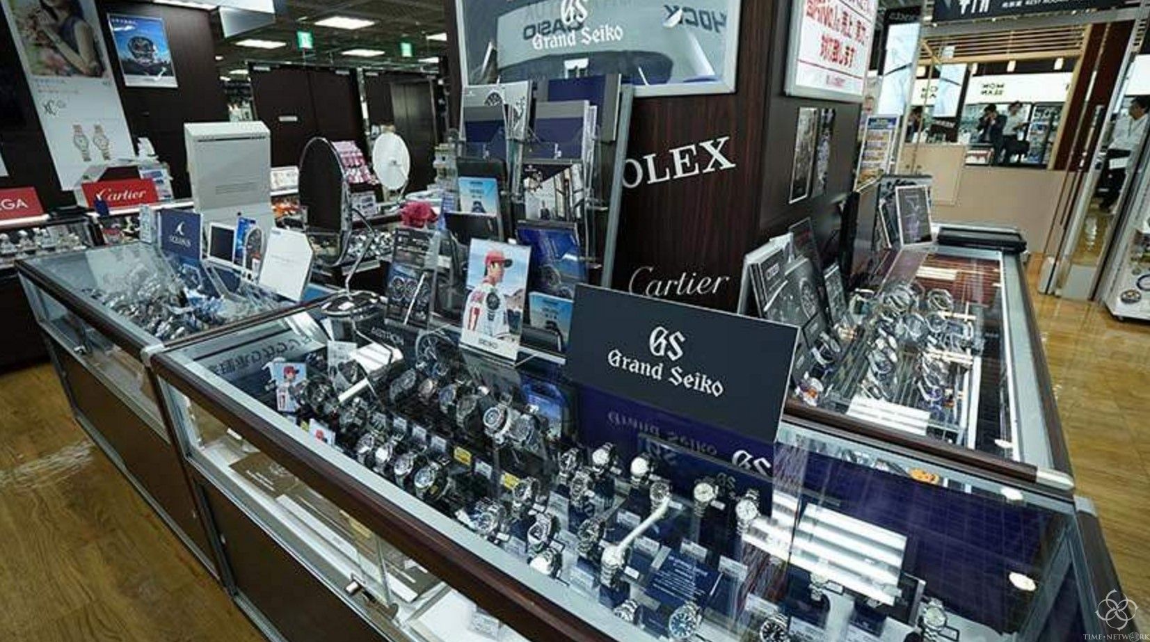 线下买手表去代理商专柜还是品牌自营店？