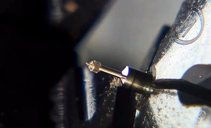 手表内部的精密小部件都是手工制作的吗？