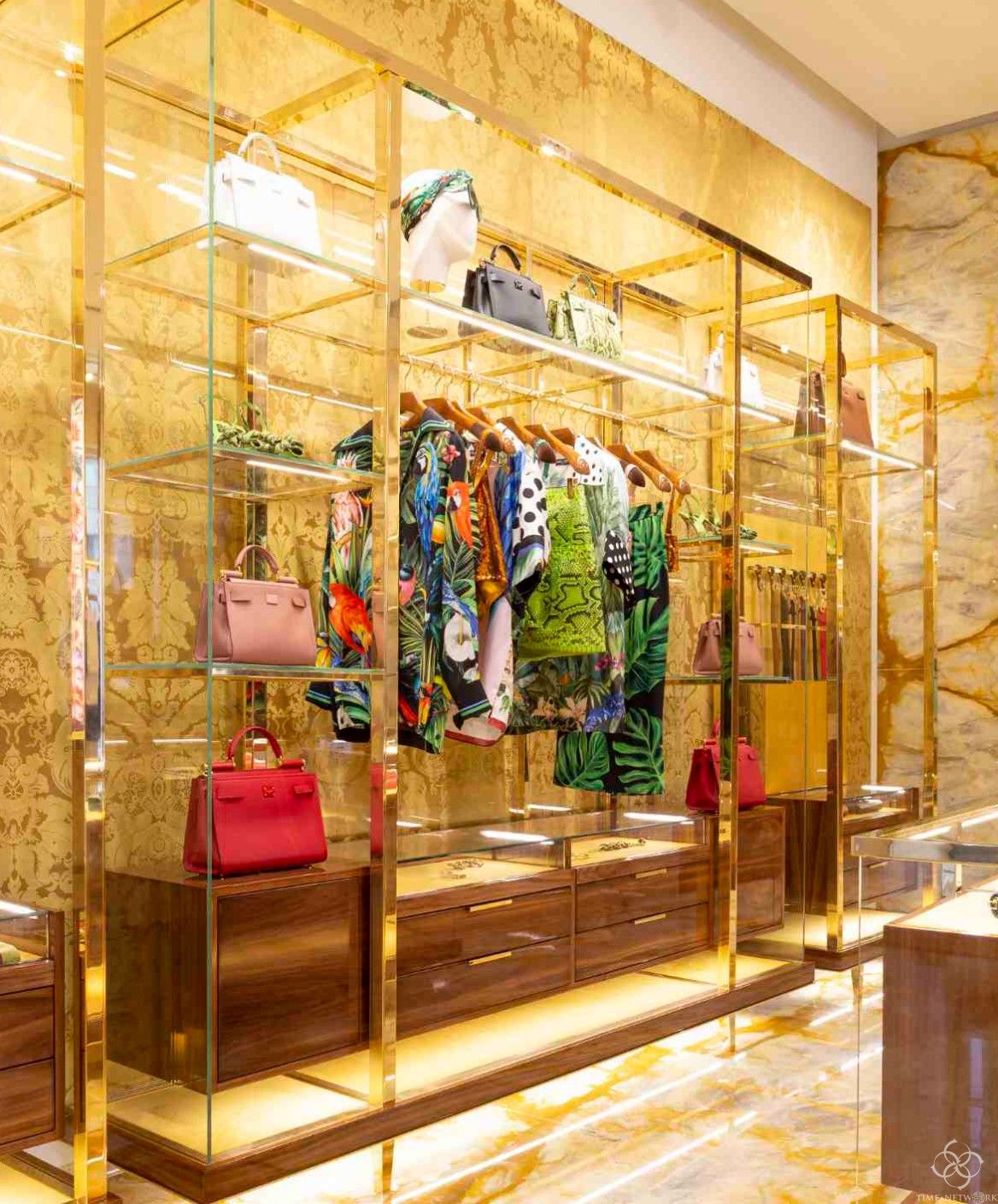 美国和欧洲奢侈品大牌对待奢侈品的不同看法。