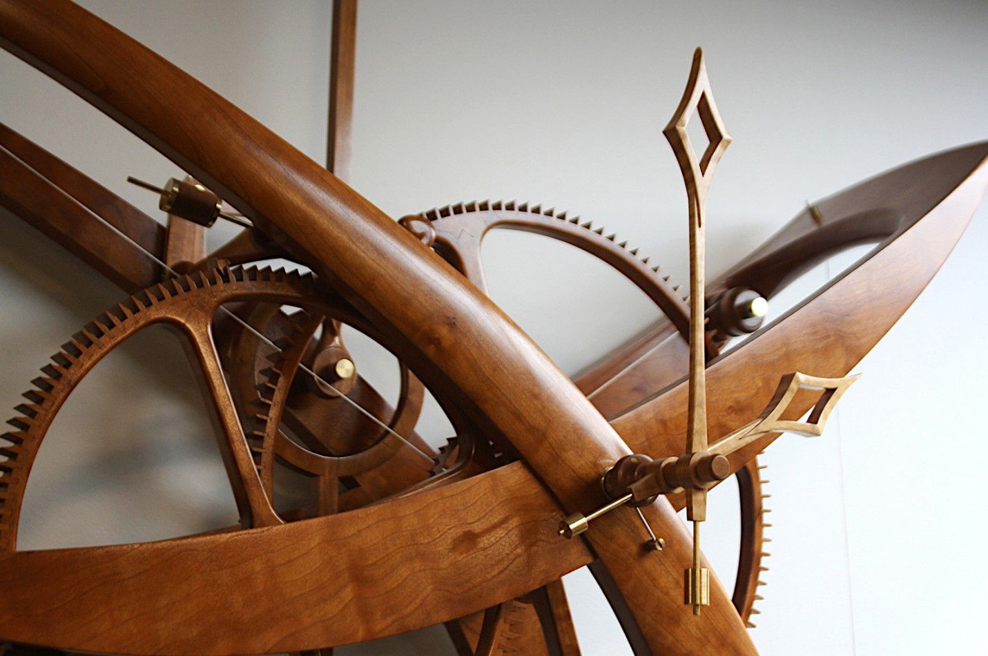 超高价的木制钟表