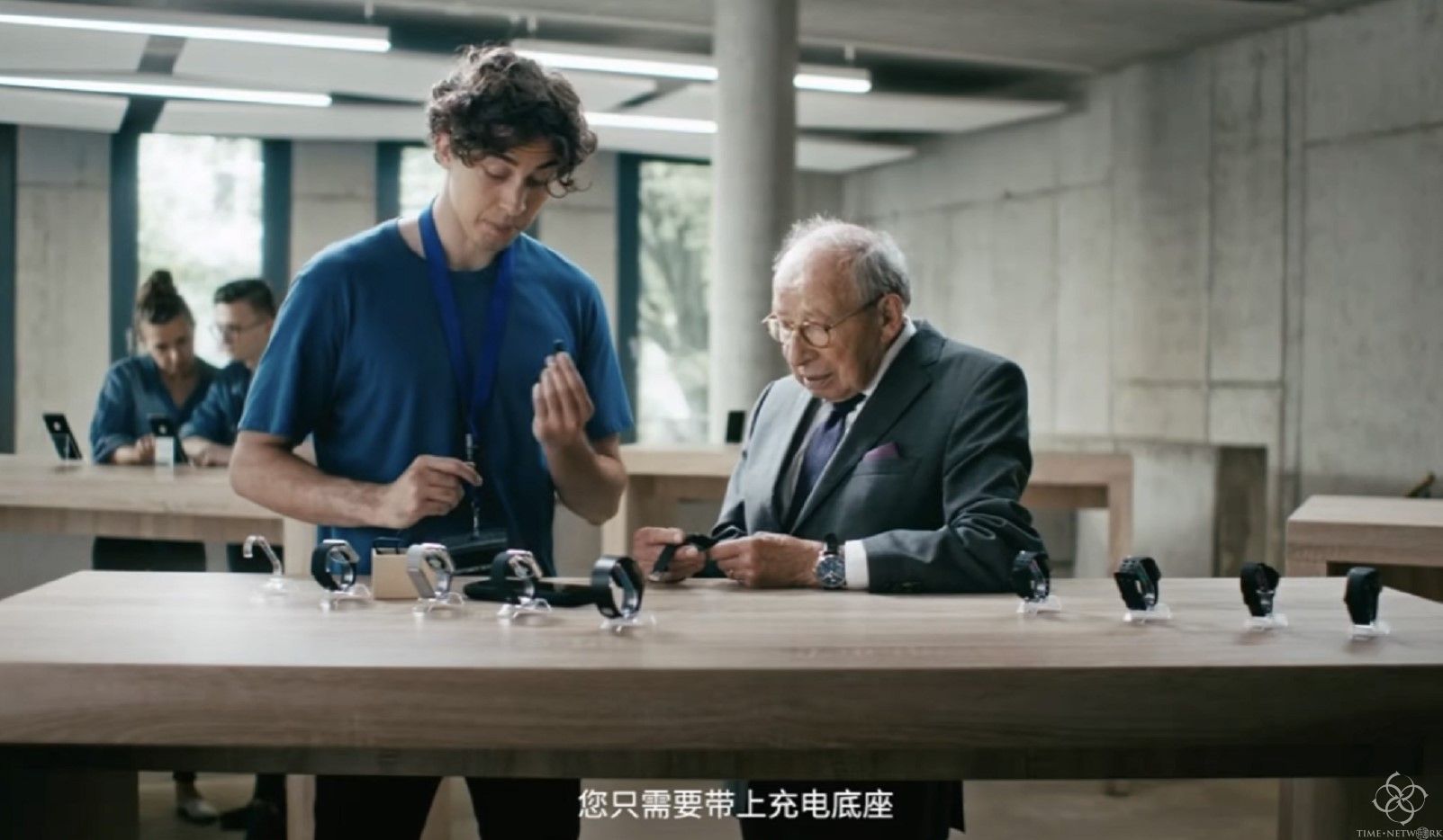 打响反攻第一枪：瑞士腕表VS智能手表