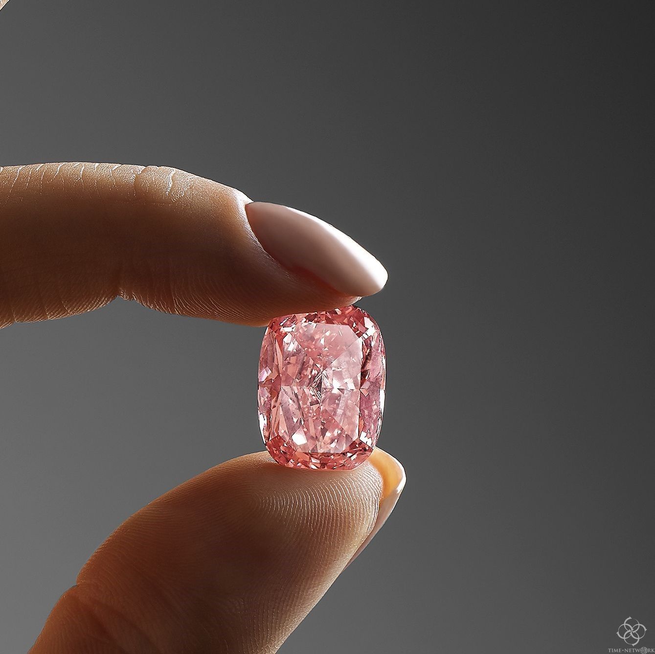 ​每克拉超过3700万元，最新的单克拉世界纪录诞生。